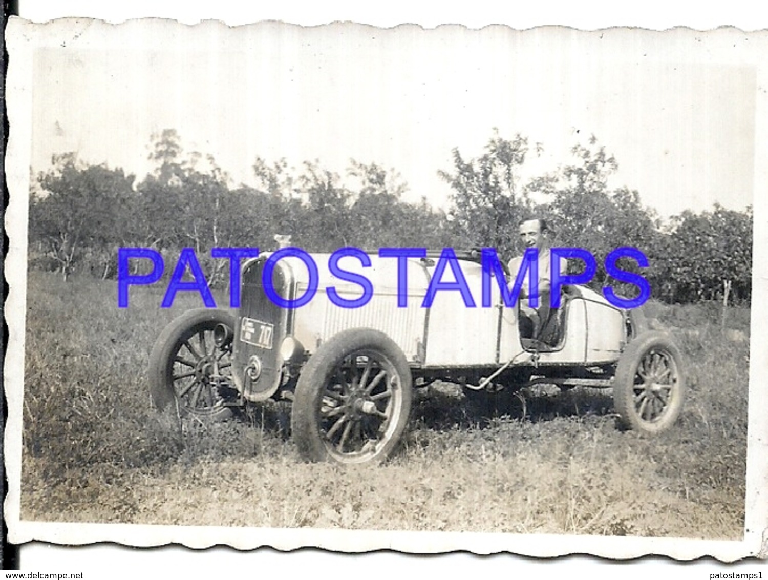 111873 AUTOMOBILE OLD CAR AUTO CONVERTIBLE AND MAN 8.5 X 5.5 CM  PHOTO NO POSTAL POSTCARD - Autres & Non Classés