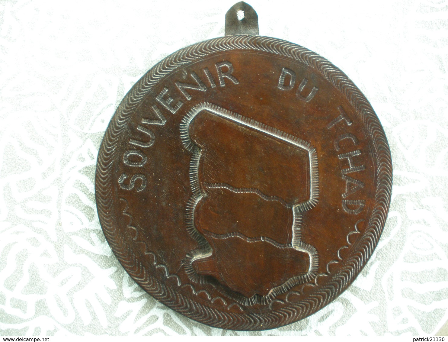 SOUVENIR DU TCHAD PLAQUE BOIS GAINEE CUIR - Autres & Non Classés