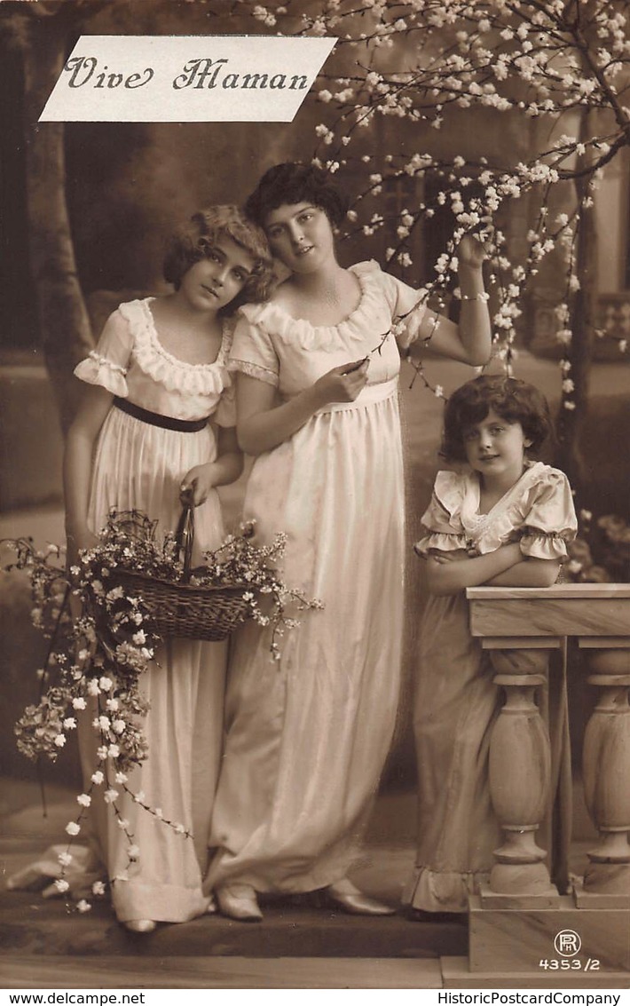 BEAUTIFUL YOUNG GIRLS & MOTHER IN LONG ORNATE DRESSES-FLOWERS-VIVE MAMAN PHOTO POSTCARD 40559 - Sonstige & Ohne Zuordnung