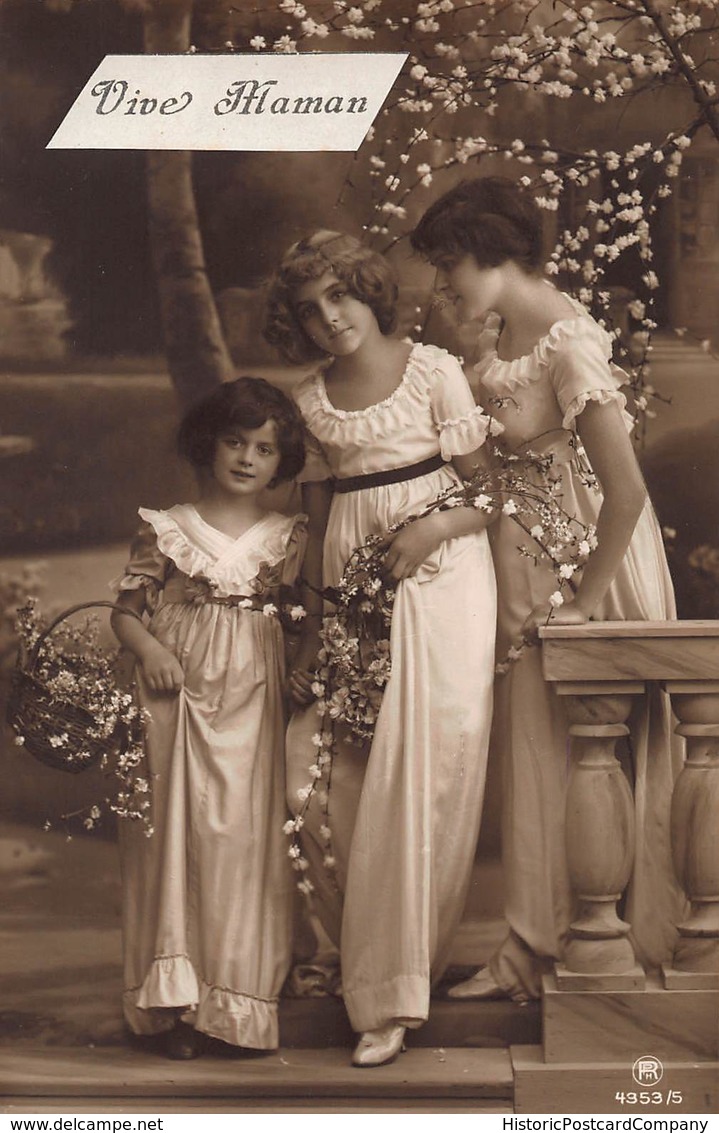 BEAUTIFUL YOUNG GIRLS & MOTHER IN LONG ORNATE DRESSES-FLOWERS-VIVE MAMAN PHOTO POSTCARD 40561 - Sonstige & Ohne Zuordnung