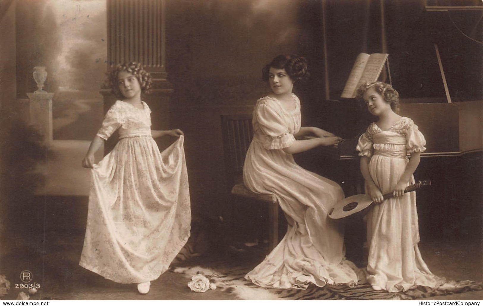 BEAUTIFUL YOUNG GIRLS & MOTHER IN LONG ORNATE DRESSES-DANCING-PLAYING MUSIC-PIANO-LUTE 1915 POSTMRK PHOTO POSTCARD 40562 - Autres & Non Classés