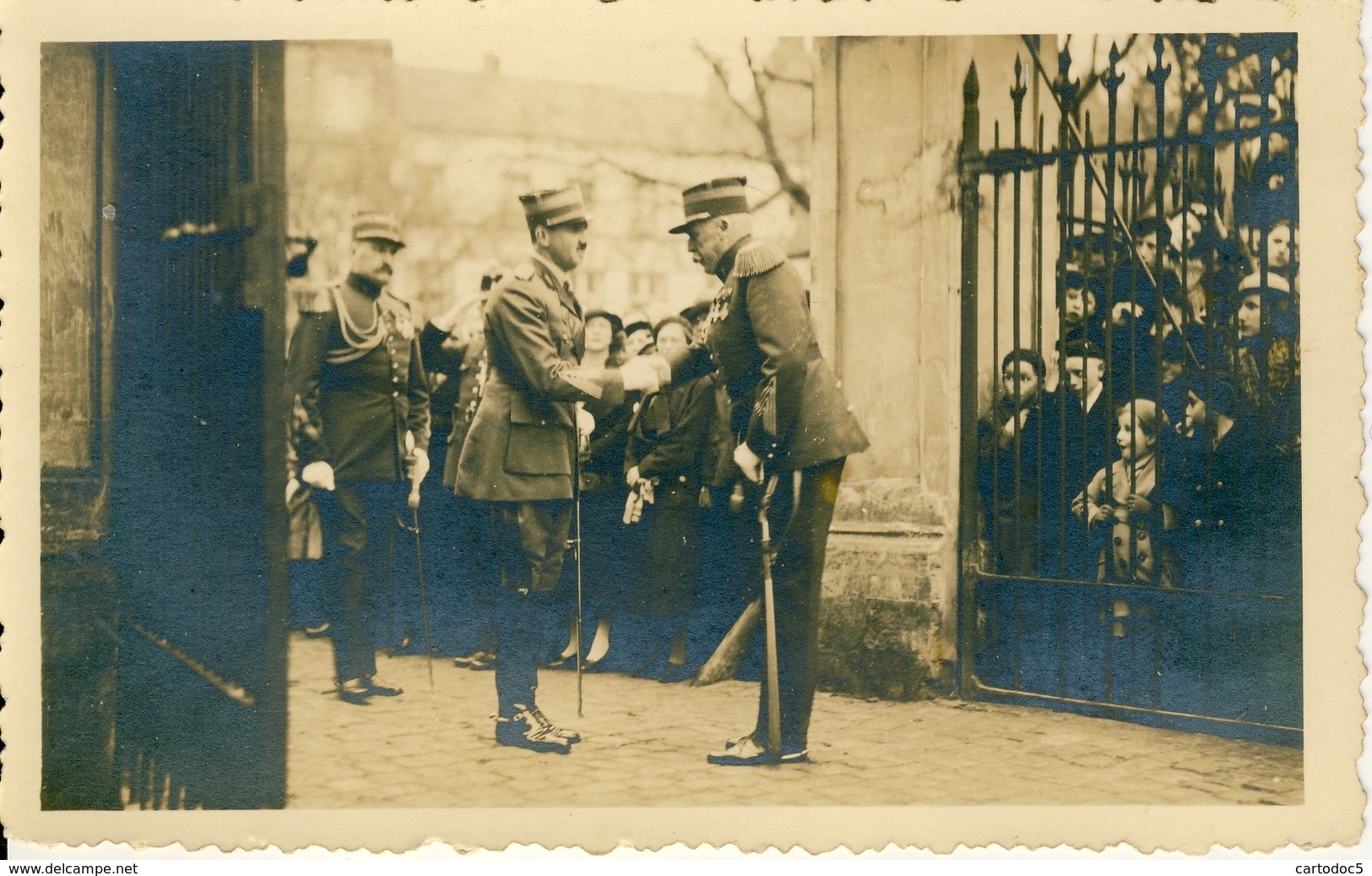 Carte Photo Format Cpa  Rencontre Entre Hitler ? Et Le Maréchal Pétain ? Se Serrant La Main - Guerre 1939-45