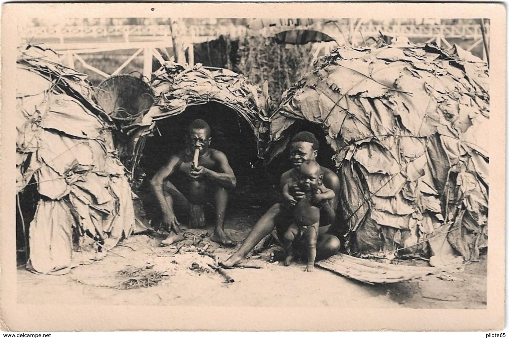 AFRIQUE NOIRE / CARTE PHOTO A SITUER / COUPLE DE PYGMEES  AVEC LEUR ENFANT DANS LEUR HABITATION - Non Classés