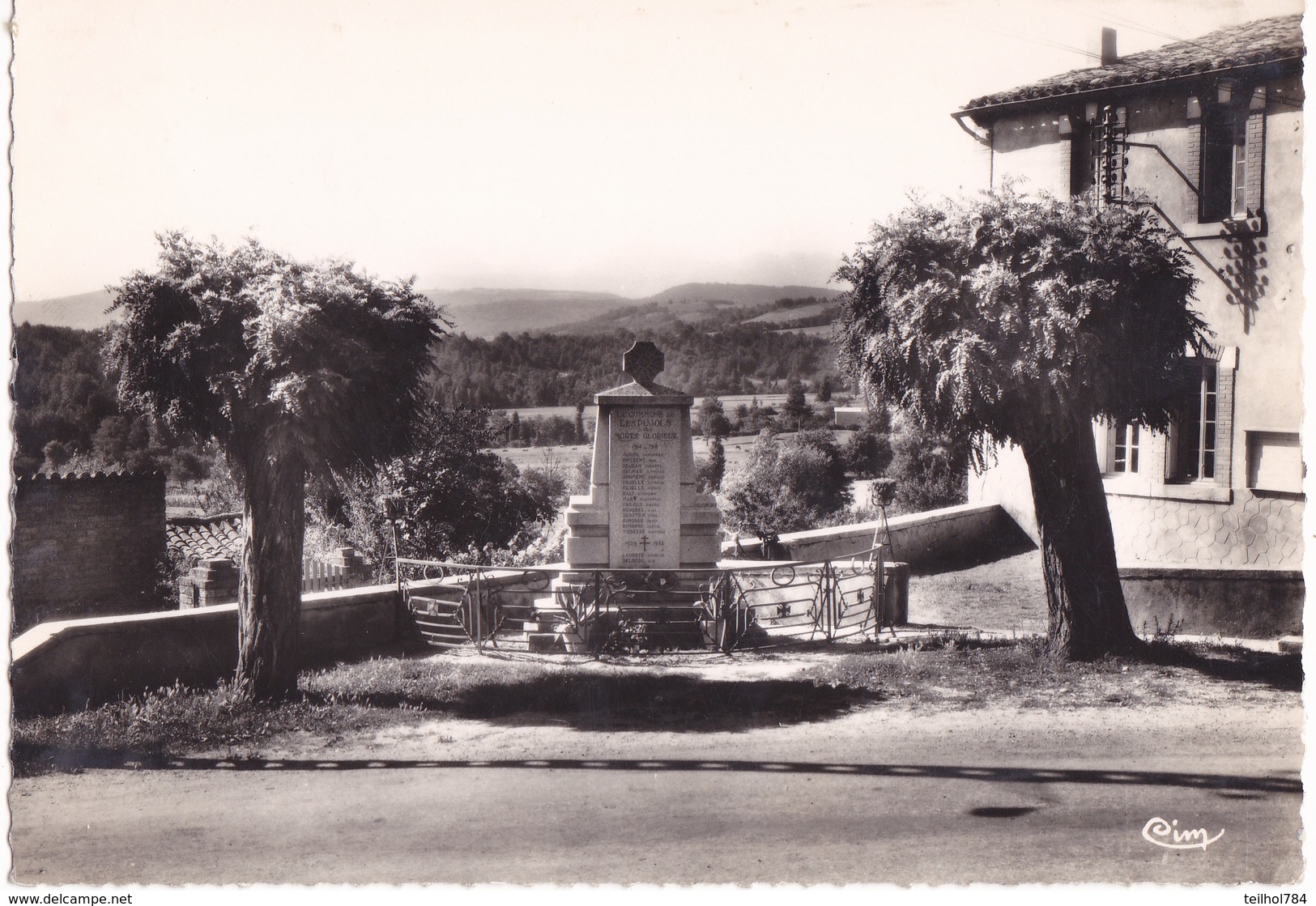 LES PUJOLS  LA MAIRIE ET LE MONUMENT - Autres & Non Classés