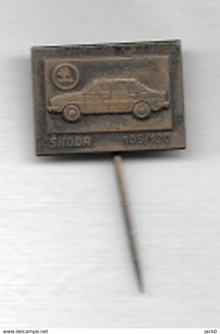 Pin's  Épinglette  Automobile  SKODA  105 / 120 - Autres & Non Classés