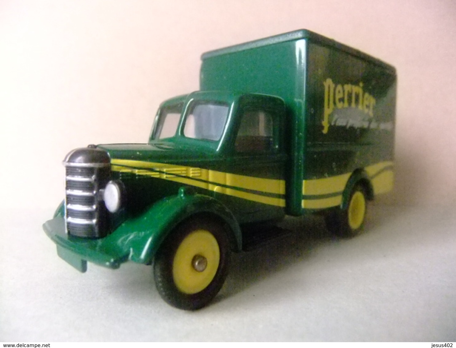 CORGI TOYS CAMION BEDFORD 30 CWT VAN CON PUBLICIDAD PERRIER - Corgi Toys