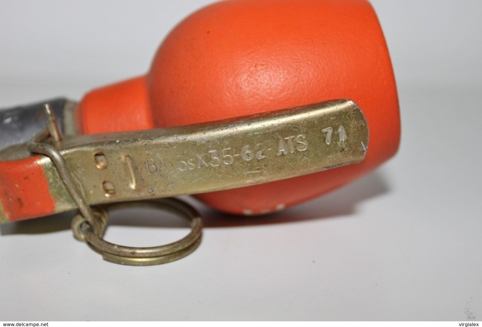 Militaria - Grenade Défensive à identifier N°1  - INERTE - Arme à feu - Munition / Artillerie / Obus / Missile