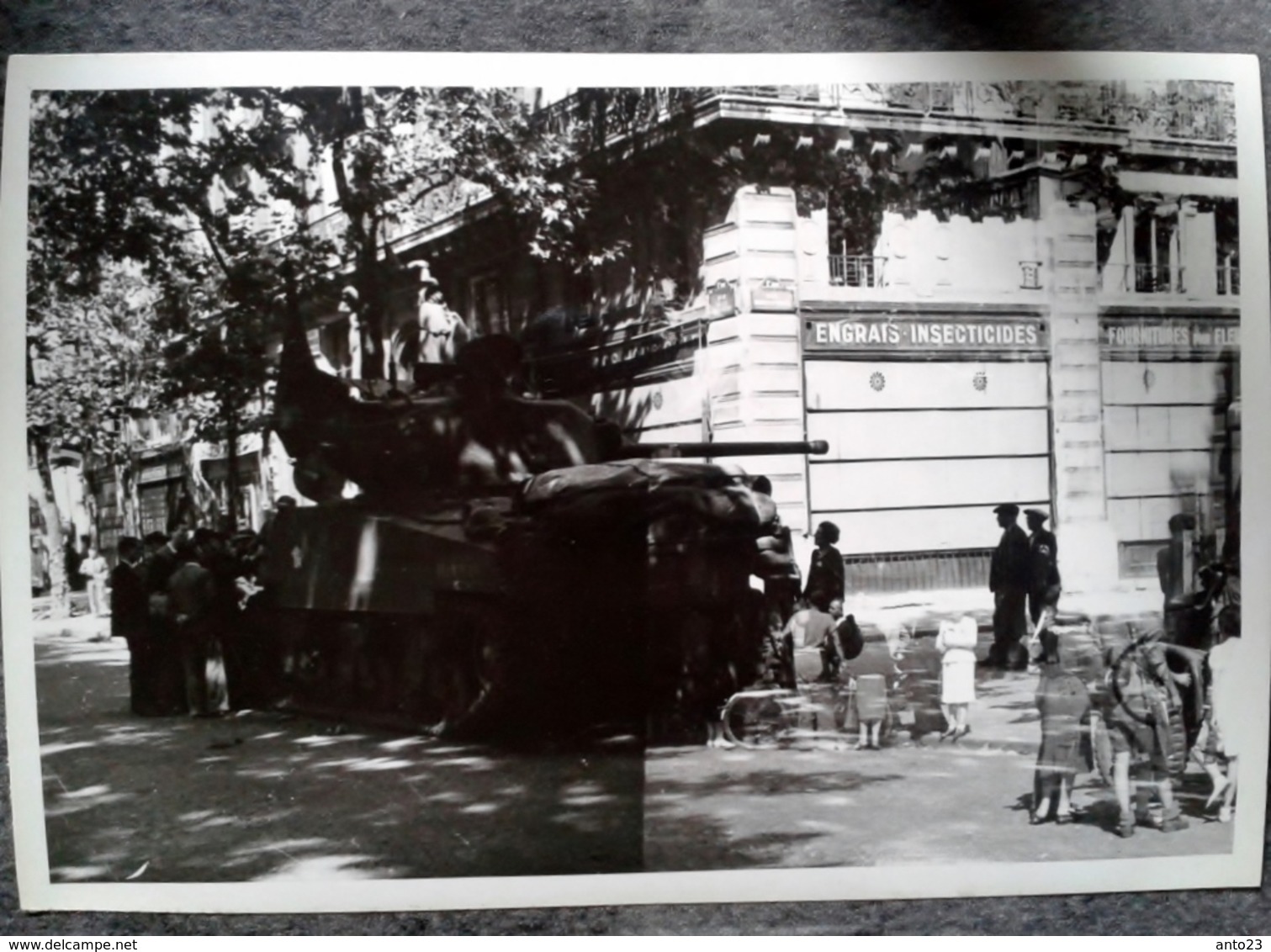 Photo D Un Char Militaire En France Libération De Quelle Ville  Devant Magasin En Ville Militaria - Krieg, Militär