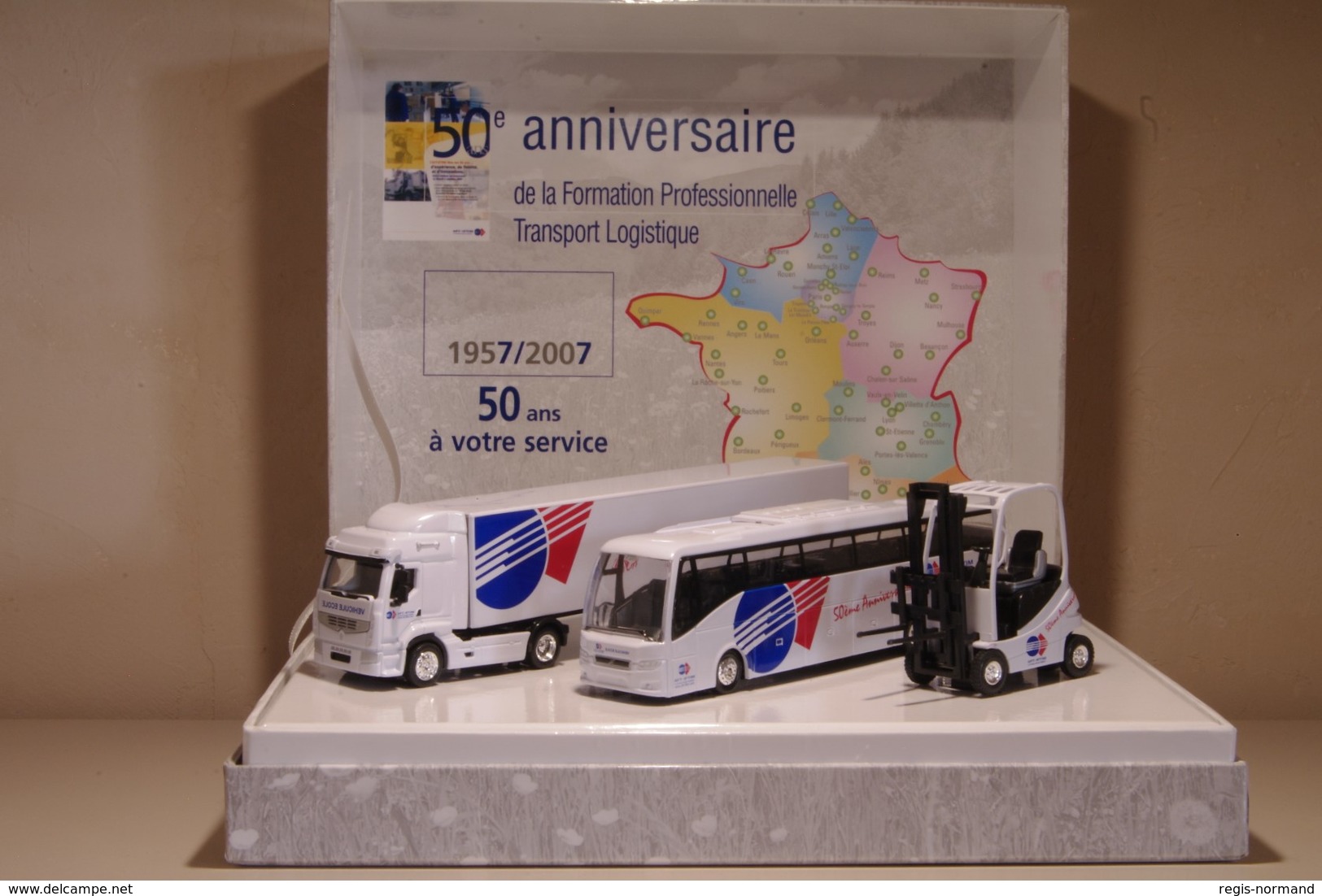 Coffret 50e Anniversaire De L'AFT-IFTIM Contenant 1 Camion Poids Lourd, 1 Autocar Et 1 élévateur - Trucks