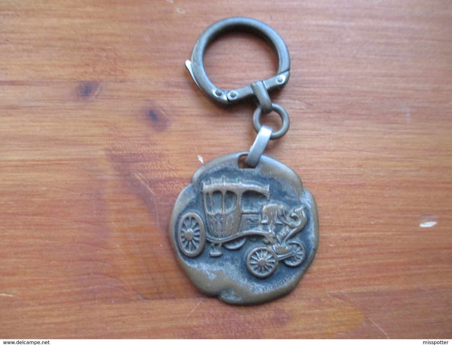 Porte Clé Ancien  Carrosserie Delcroix Bapaume - Porte-clefs