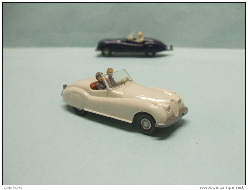 Wiking - JAGUAR SPORT CABRIOLET Avec 2 Personnages Gris Voiture HO 1/87 - Véhicules Routiers