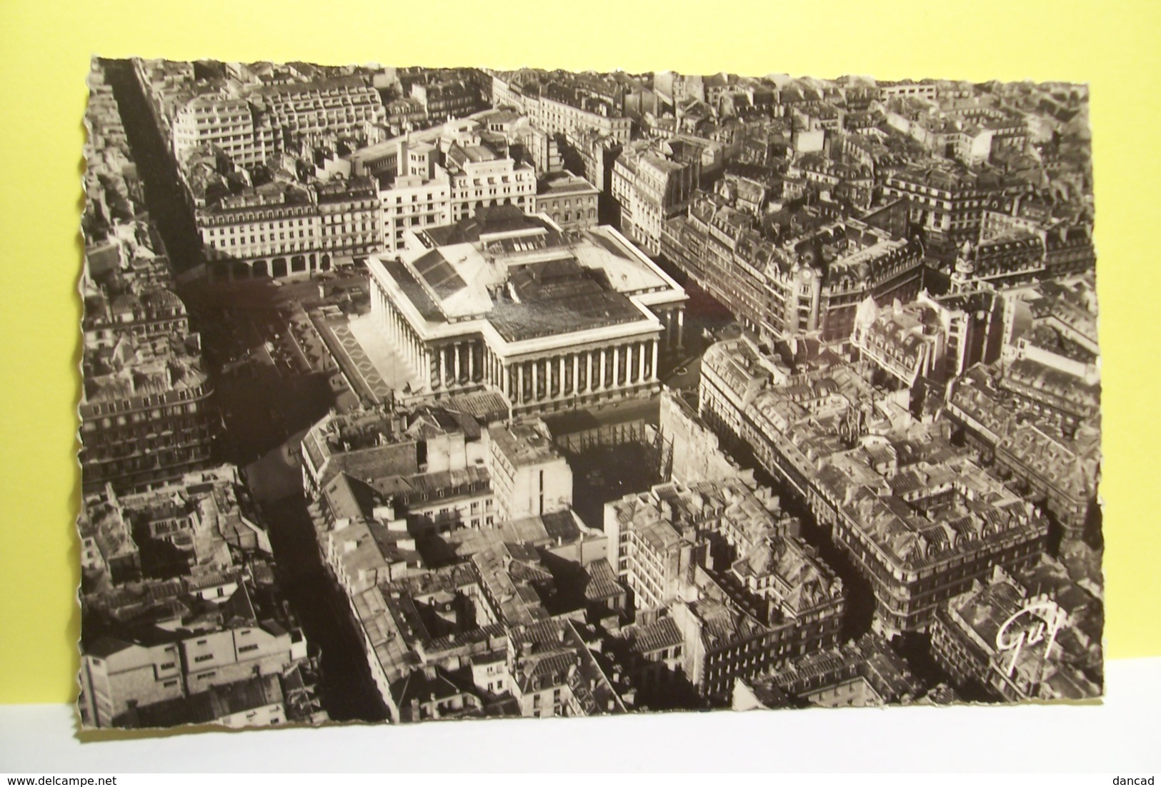 EN AVION SUR PARIS   -- Pilote-opérateur  R. HENRARD  -  Le Quartier De La Bourse  - ( Pas De Reflet Sur L'original ) - Other Monuments