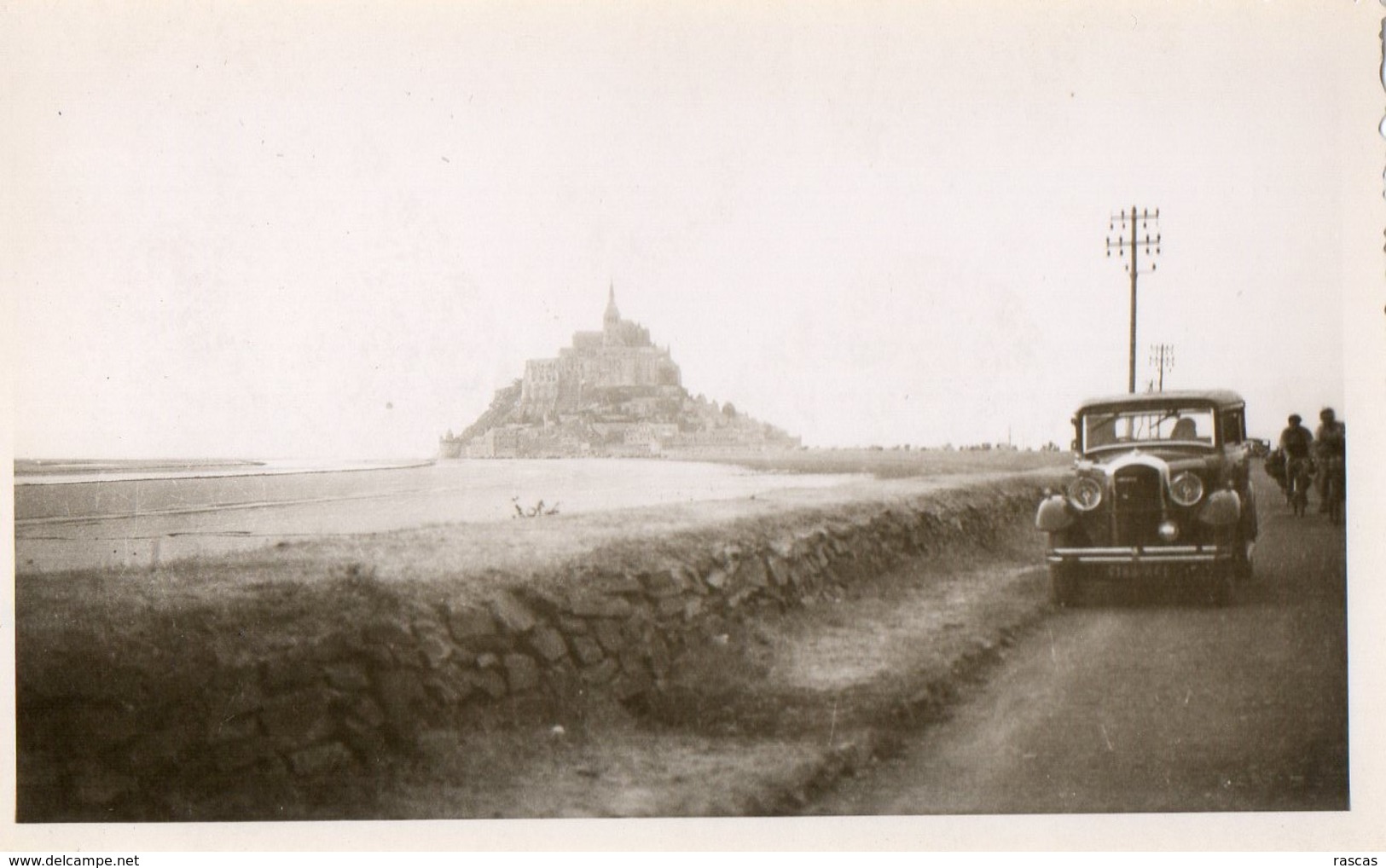 L - PHOTO ORIGINALE FORMAT 11 X 6.8 - LE MONT SAINT MICHEL - VOITURE - Lieux