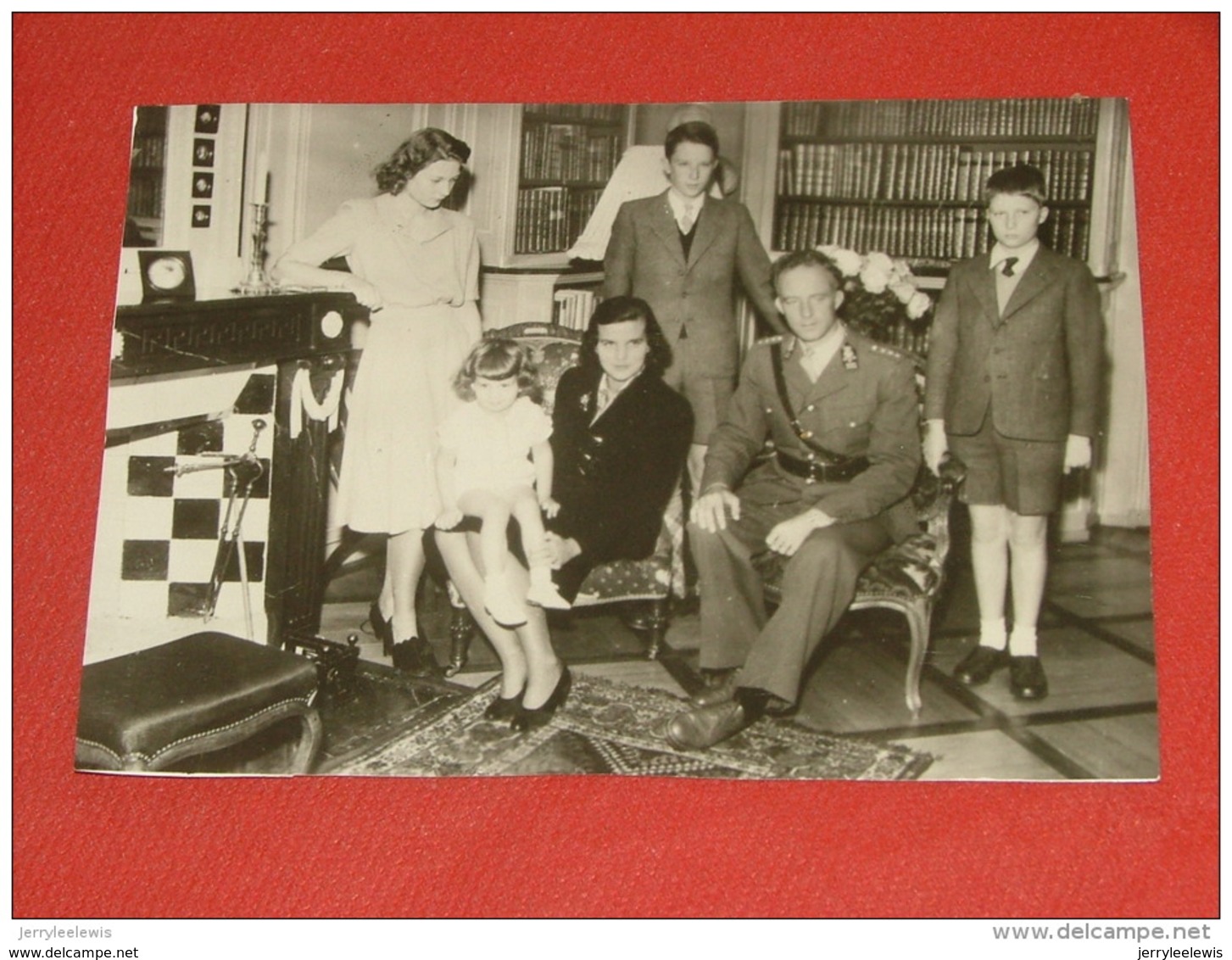 Le Roi Léopold III, La Princesse De Réthy Et Les Enfants Royaux En Suisse En 1945 -  (Photo Découpée) - Familles Royales