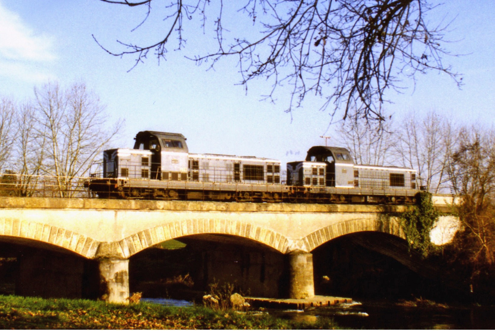 Maubourguet (65 - France)  Décembre 1994 - Une UM De BB 66000 En Provenance De Riscle Franchit L'Echez - Maubourguet