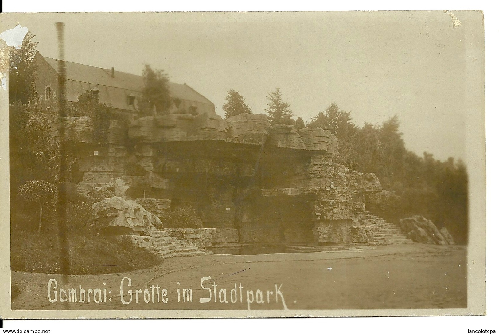 59 - CAMBRAI / CARTE PHOTO ALLEMANDE DE LA GROTTE DANS LE PARC - Cambrai