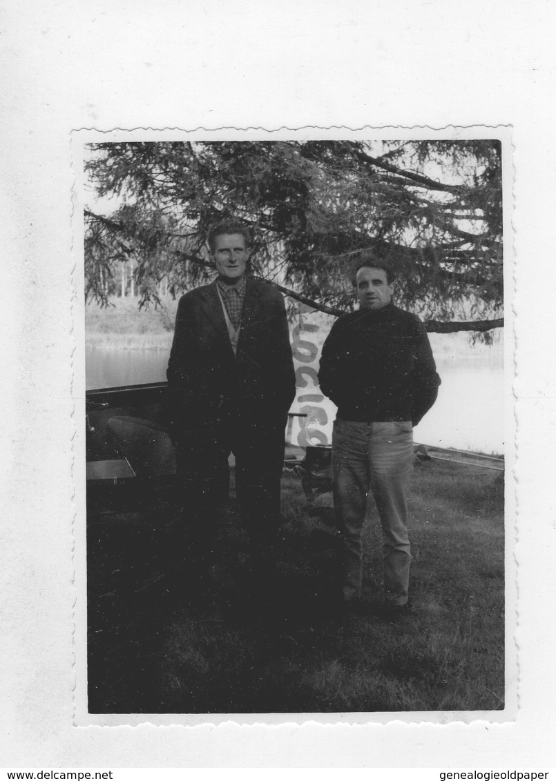 87-MARVAL-   ETANG DE BALLERAND-   RARE PHOTO DE B. DE ROMEFORT ET UN PECHEUR SUR LA TERRASSE DU CHATEAU - Persone Identificate