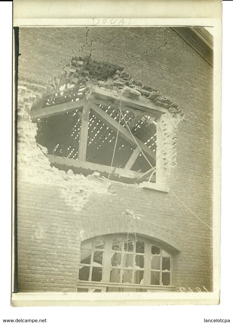 59 - DOUAI / CARTE PHOTO ALLEMANDE - TROU D'OBUS A LA GARE - Douai