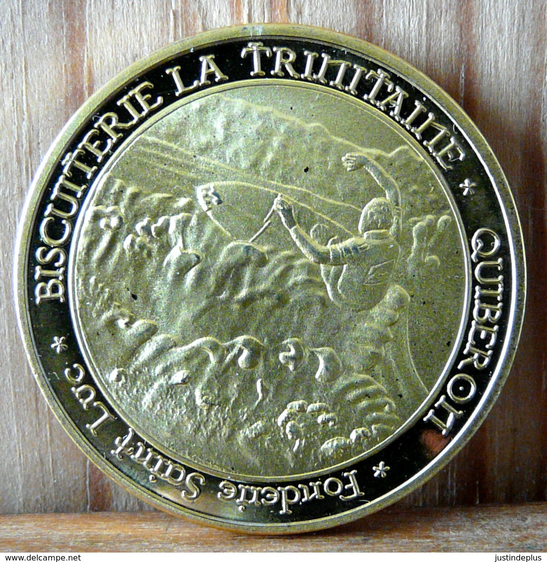 MEDAILLE TOURISTIQUE PRESQU'ILE QUIBERON BISCUITERIE LA TRINITAINE  BLASON SURF - Autres & Non Classés