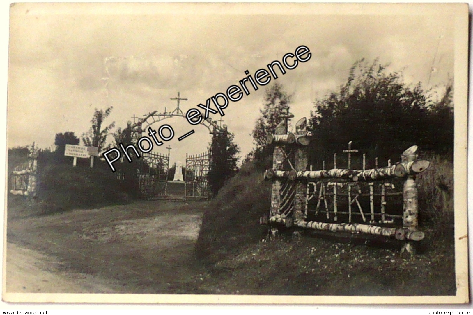 CPA Carte Photo Cimetière Militaire Guerre 14-18 Monument 1924 MOISLAINS Somme 80 - Moislains