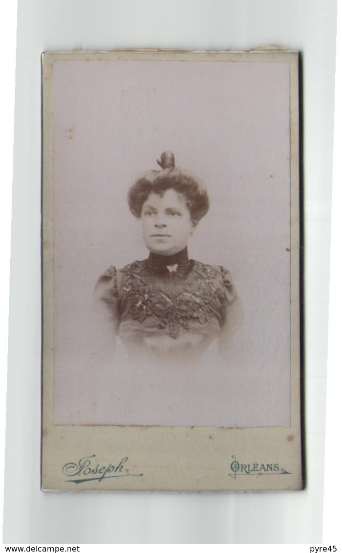 Photo Carte De Visite  ( 10.5 X 6.5 Cm ) Femme En Noir Avec Papillon Photographe Joseph à Orléans - Personnes Anonymes