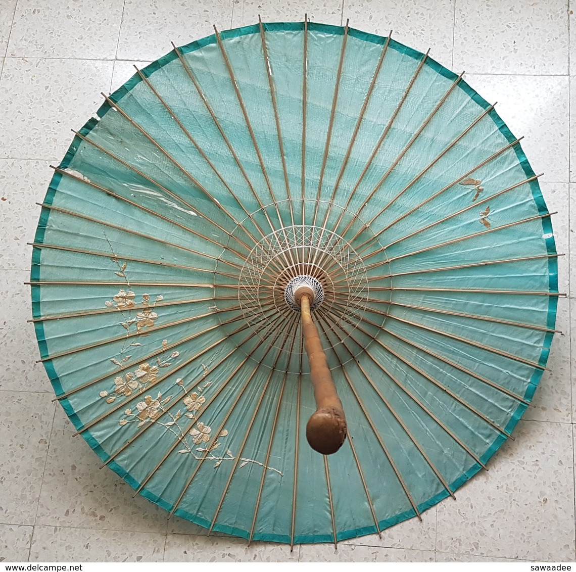CANNE OMBRELLE PLIABLE - JAPONISANTE - SOIE BRODEE - DEBUT XX° SIECLE - HAUTEUR : 87 Cm - BOIS - Umbrellas, Parasols