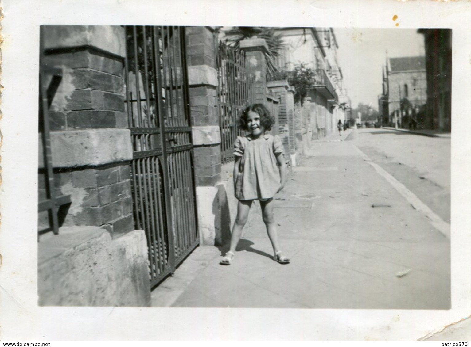 PHoto D'une Fillette Souriante En 1941 Dans Une Rue D'une Commune à Identifier - Luoghi