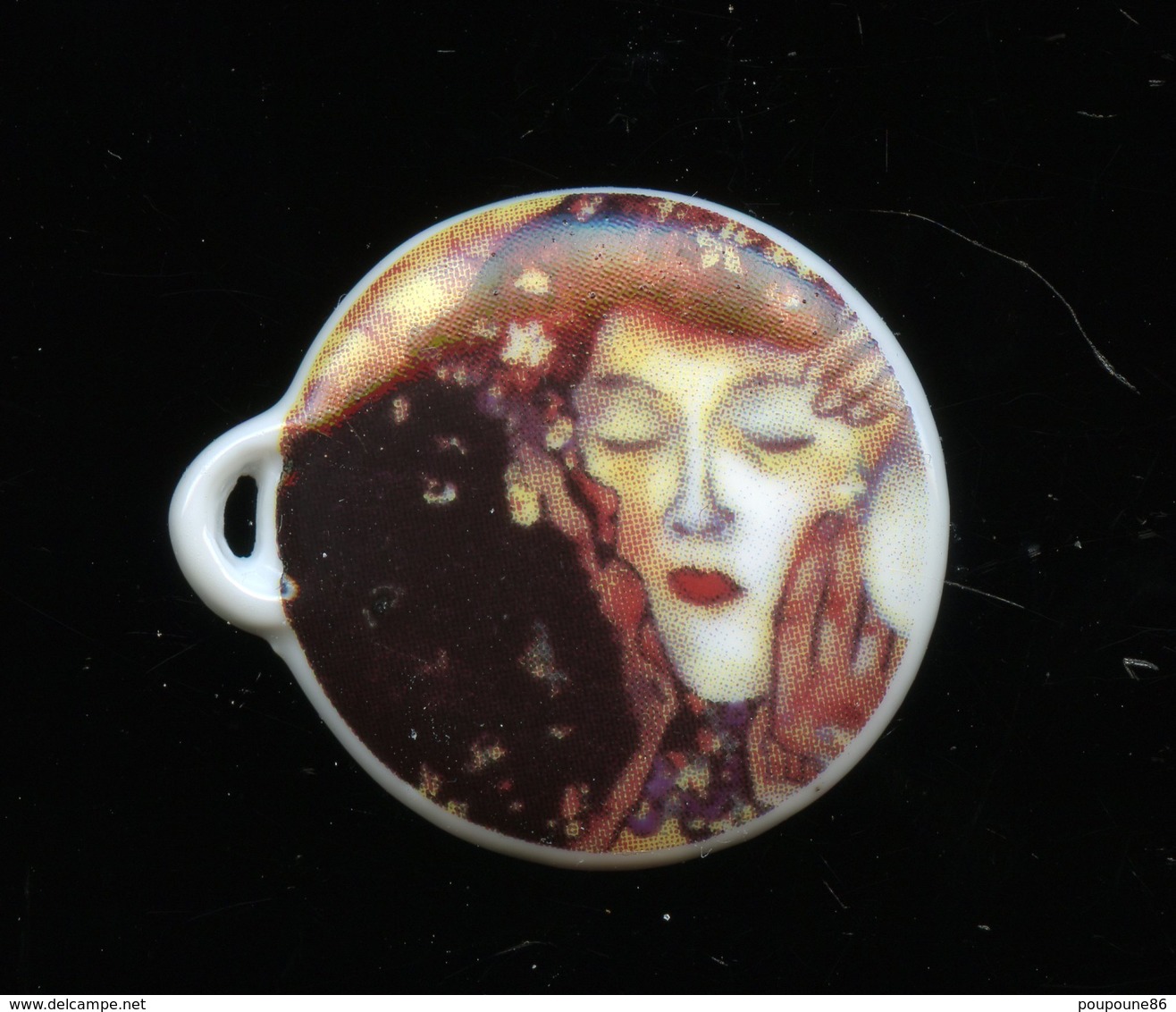 FEVE  - FEVES -  PENDENTIF PORCELAINE FINE - "THE KISS"  Par KLIMT, ARTISTE PEINTRE- NO CLAMECY - A VOIR++++ - Autres & Non Classés