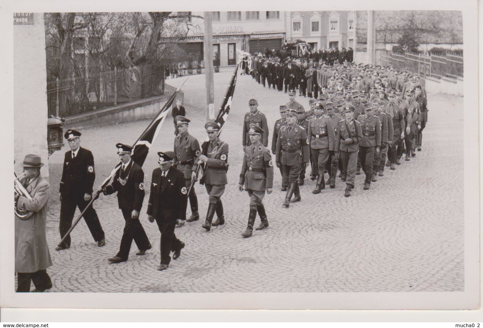 LUXEMBOURG - WILTZ - CARTE PHOTO - RUE DE LA GARE - DEFILE MILITAIRES AVEC CROIX GAMEE - Wiltz