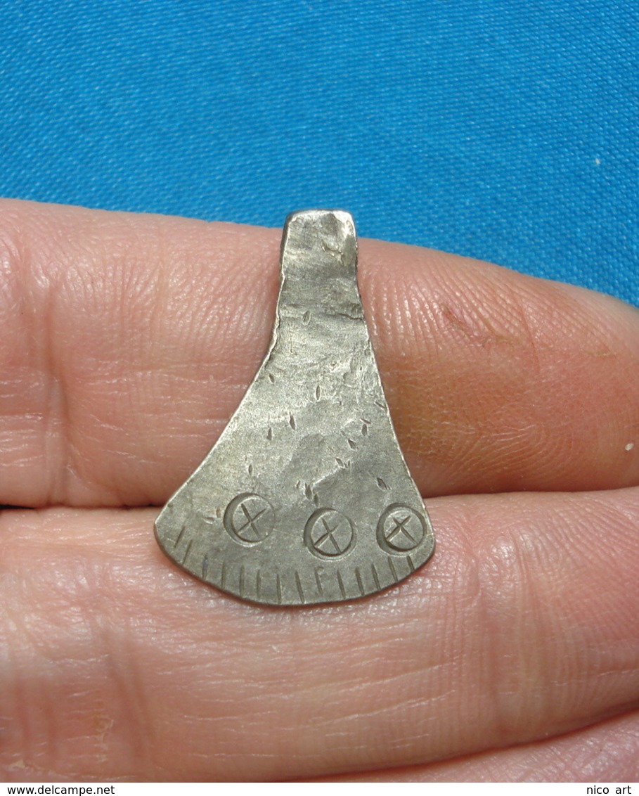 Superb Silver Pendant Amulet - Axe - Archéologie