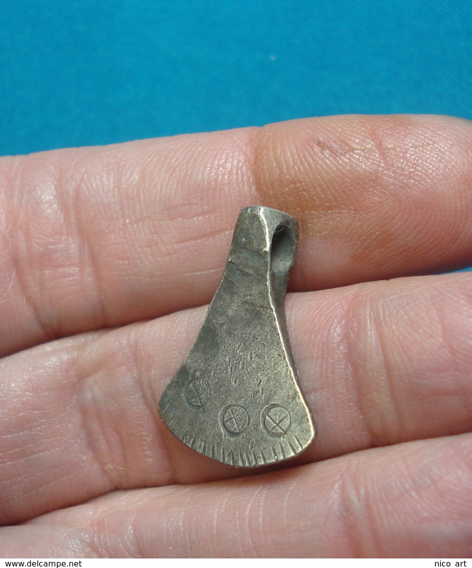 Superb Silver Pendant Amulet - Axe - Archéologie