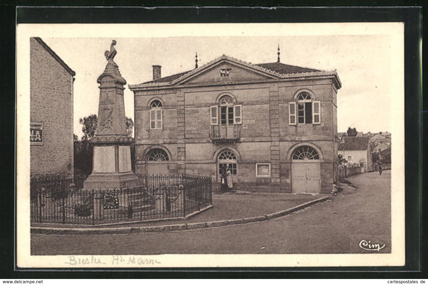 CPA Biesles, Le Monument, Place De La Mairie - Autres & Non Classés