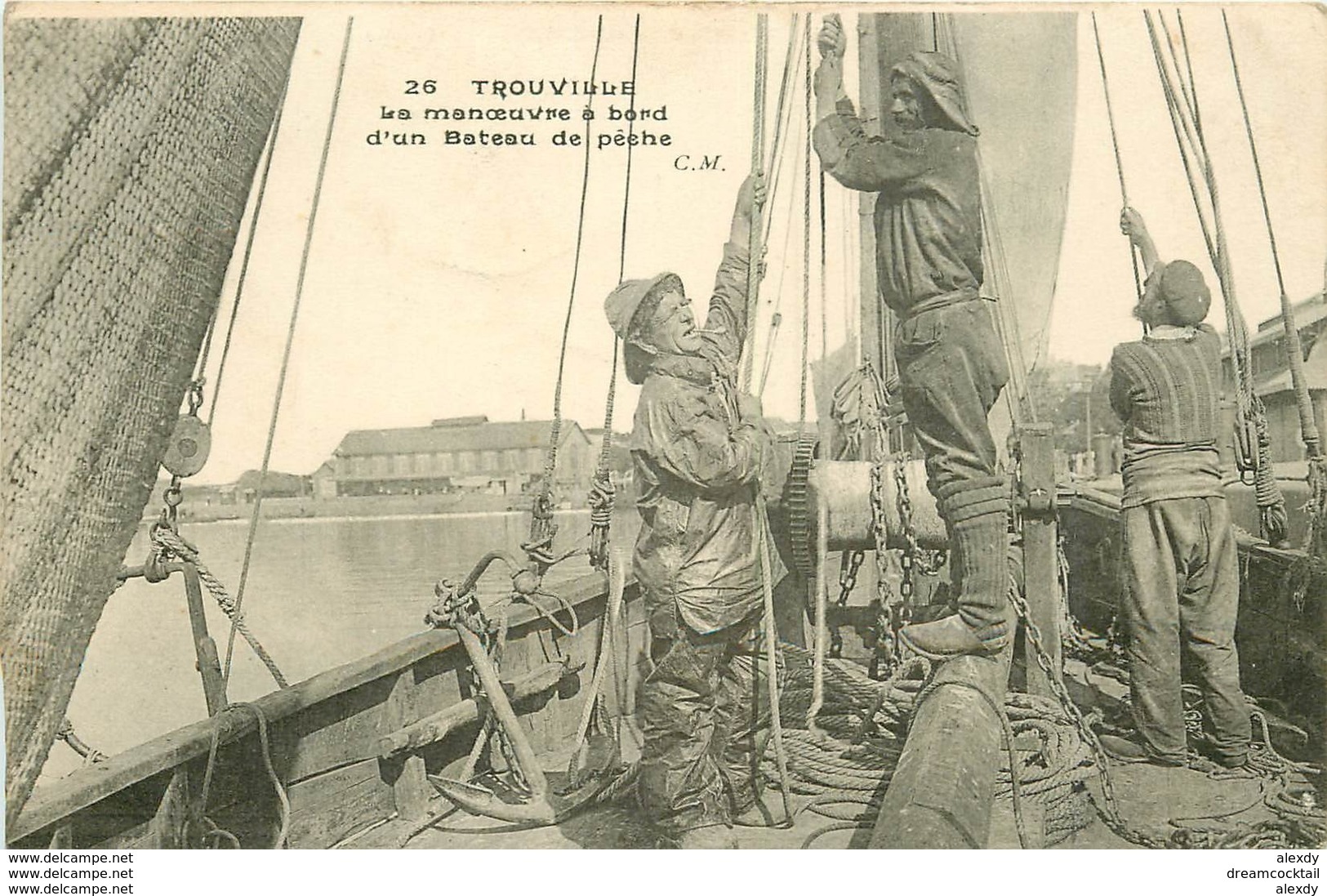 14 TROUVILLE. Pêcheurs à La Manoeuvre à Bord D'un Bateau De Pêche 1913 - Trouville