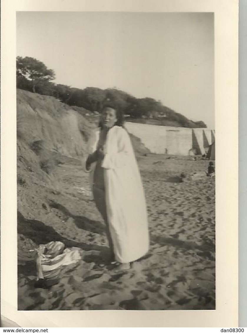 TROIS PHOTOS DE 6.5X9 CMS D'UNE FEMME SUR LA PLAGE ESSAYANT DE SE CHANGER ENVELOPPEE DANS UN GRAND PEIGNOIR - Anonymous Persons