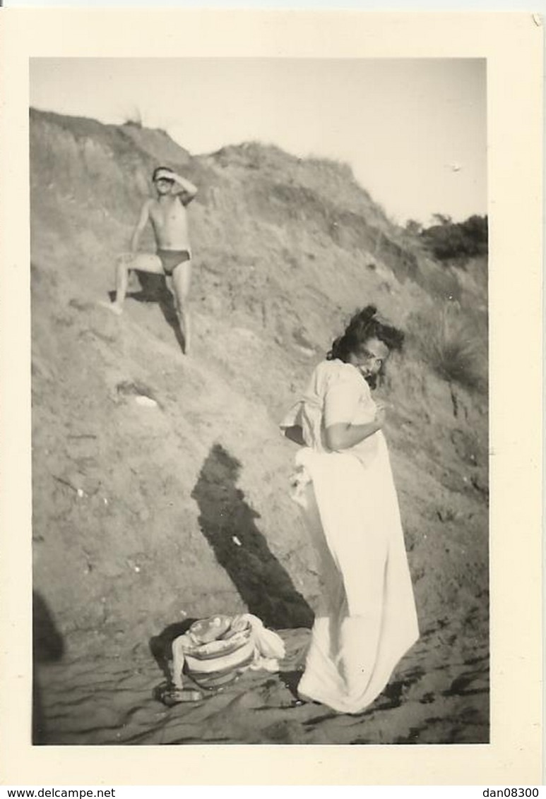 TROIS PHOTOS DE 6.5X9 CMS D'UNE FEMME SUR LA PLAGE ESSAYANT DE SE CHANGER ENVELOPPEE DANS UN GRAND PEIGNOIR - Anonymous Persons