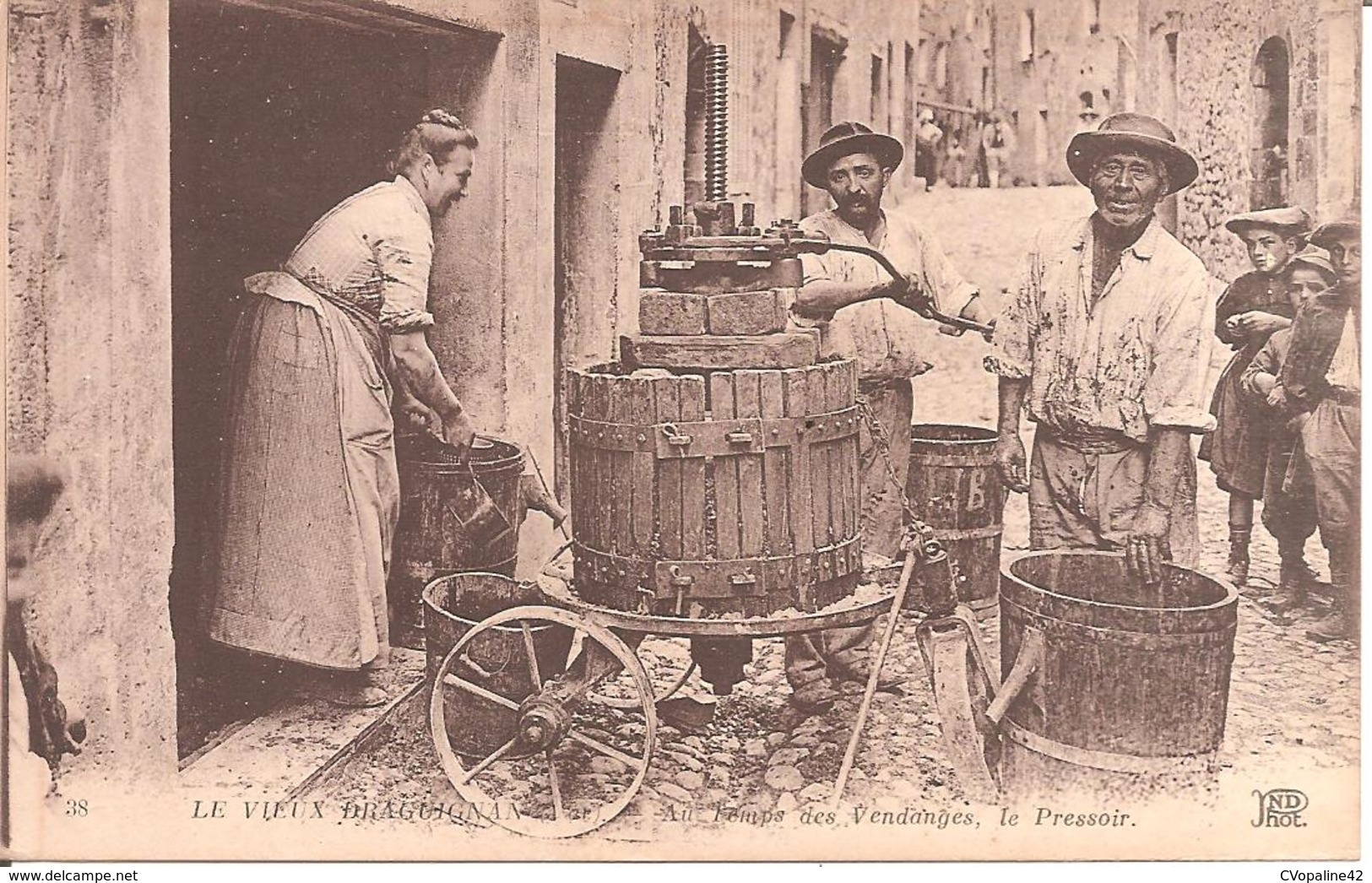 LE VIEUX DRAGUIGNAN (83) Au Temps Des Vendanges , Le Pressoir - Draguignan