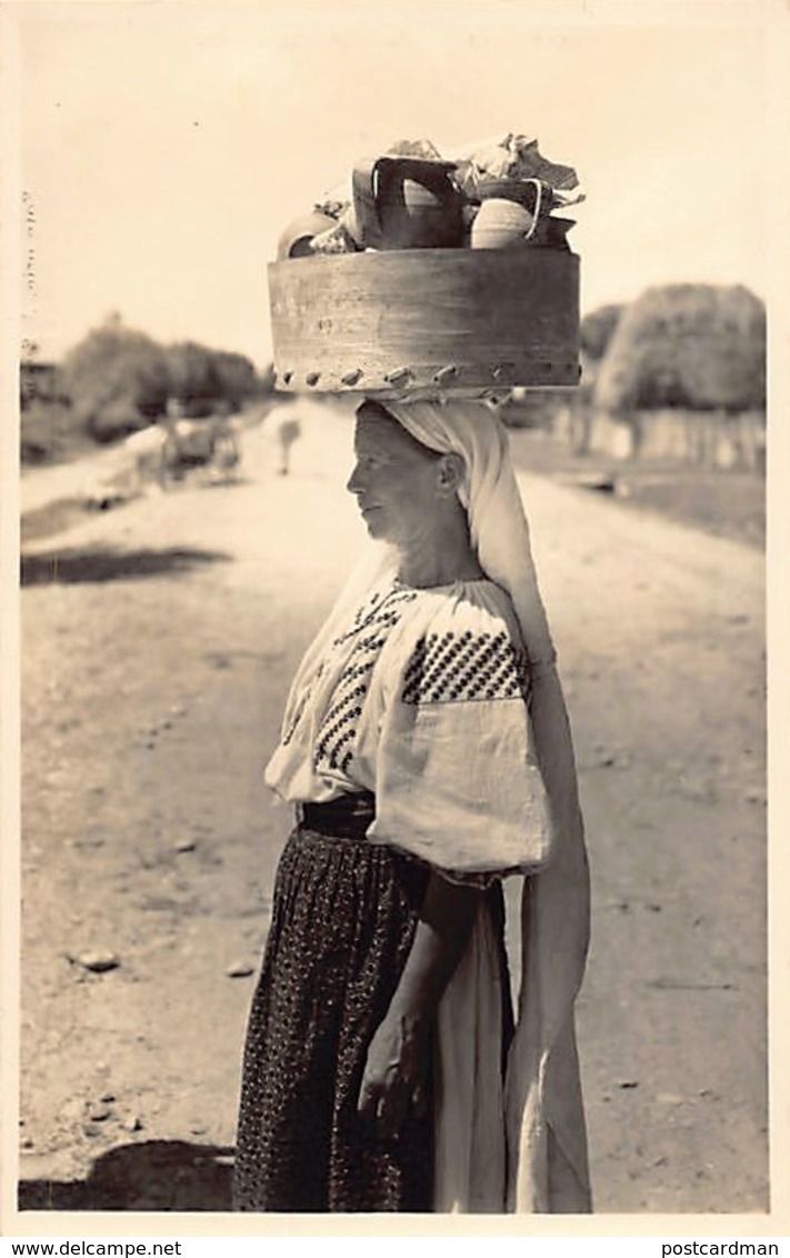 Romania - La Targ - Tragu-Jiu - Woman Back From The Market - REAL PHOTO Publ. J. Fischer. - Romania