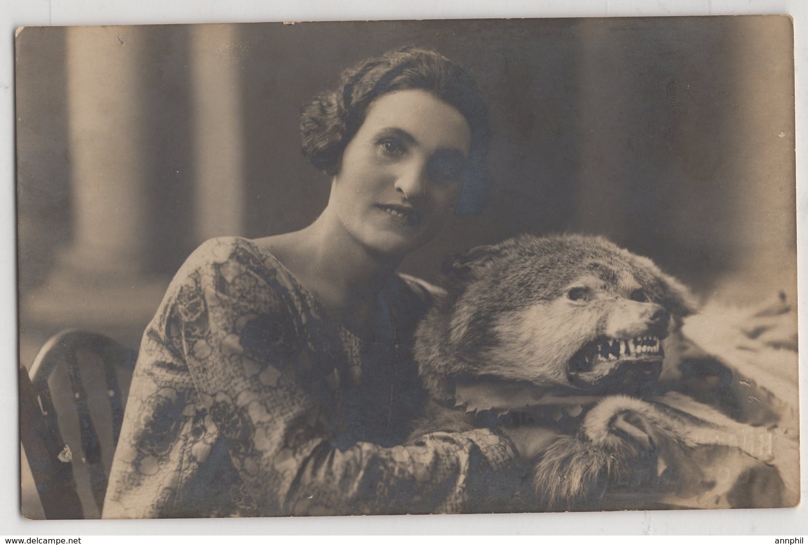 8813 Woman With A Smile And A Wolf Skin Original Photo Pc Ukraine Chernigov 1920s - Personnes Anonymes