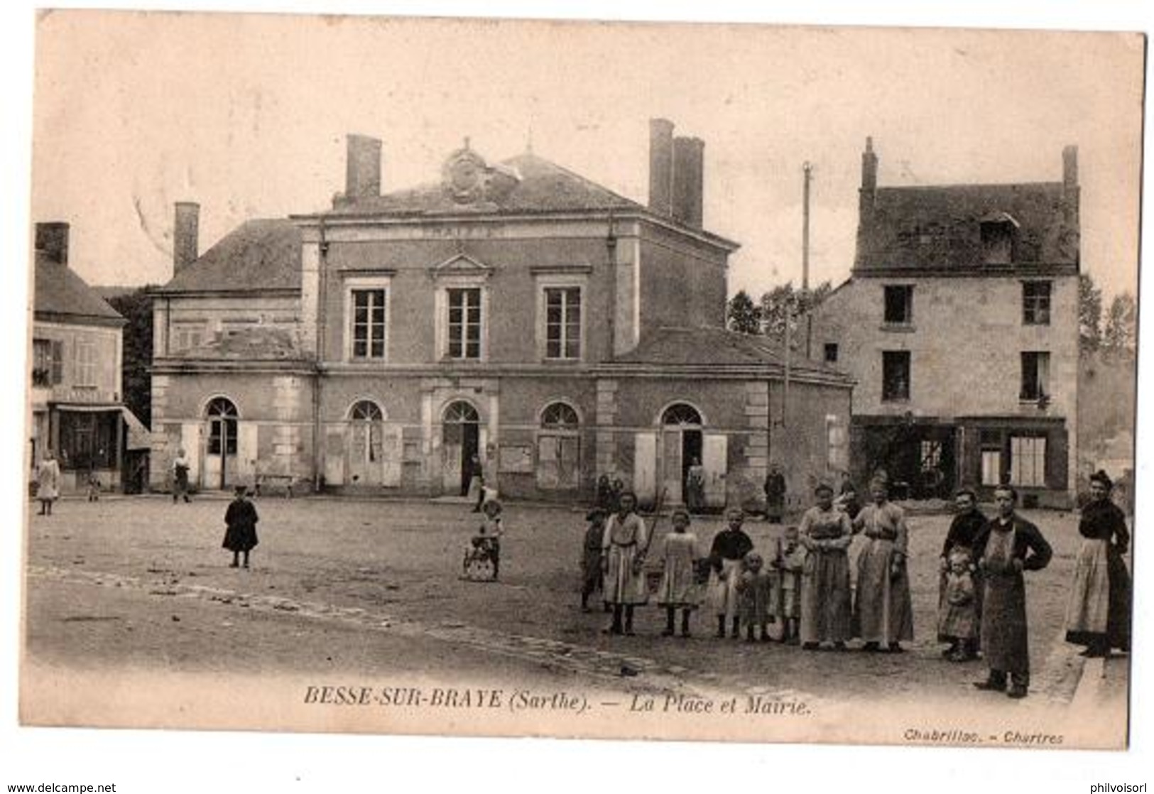 BESSE SUR BRAYE LA PLACE ET LA MAIRIE TRES ANIMEE - Autres & Non Classés