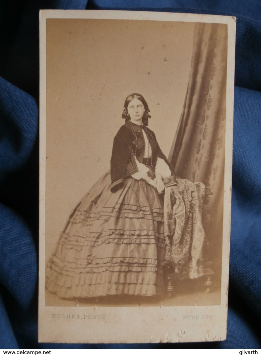 Photo CDV Jabez Hugues Isle Of Wicht - Noblesse, Femme, Superbe Robe à Crinoline  Et Boléro Circa 1860 L442 - Old (before 1900)