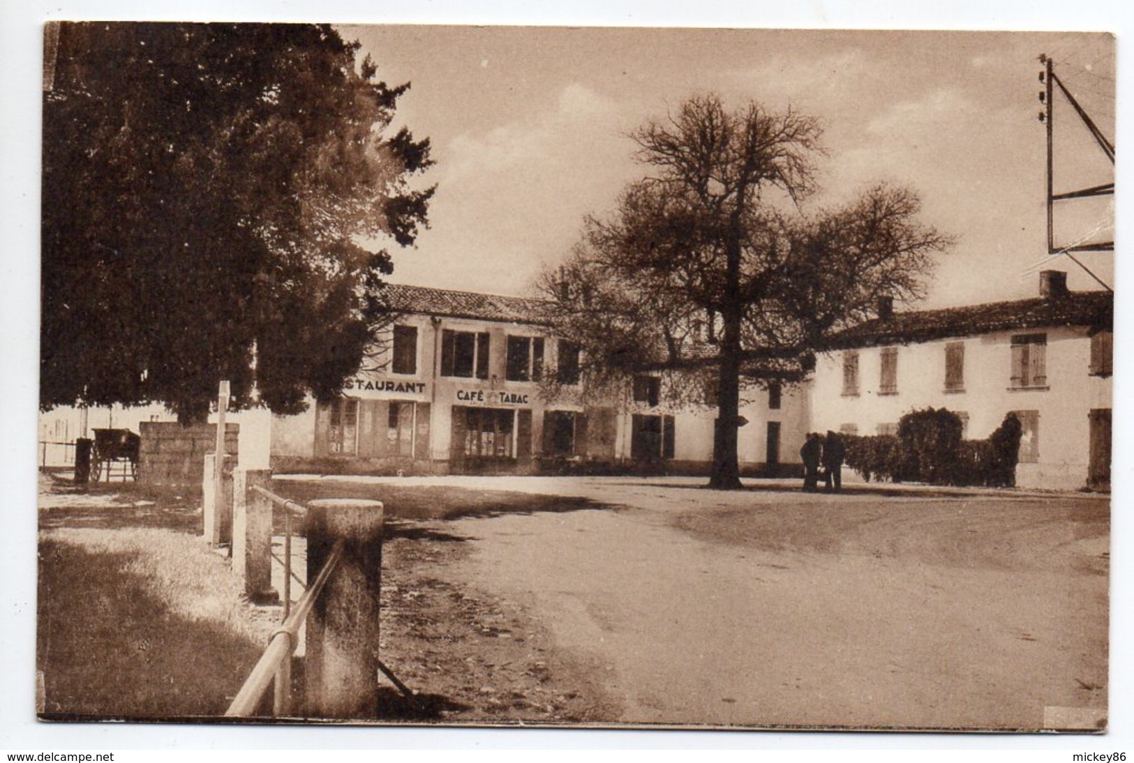 Près Rochefort--SAINT LAURENT DE LA PREE -- La Place (restaurant,café-Tabac )  ........à Saisir - Autres & Non Classés