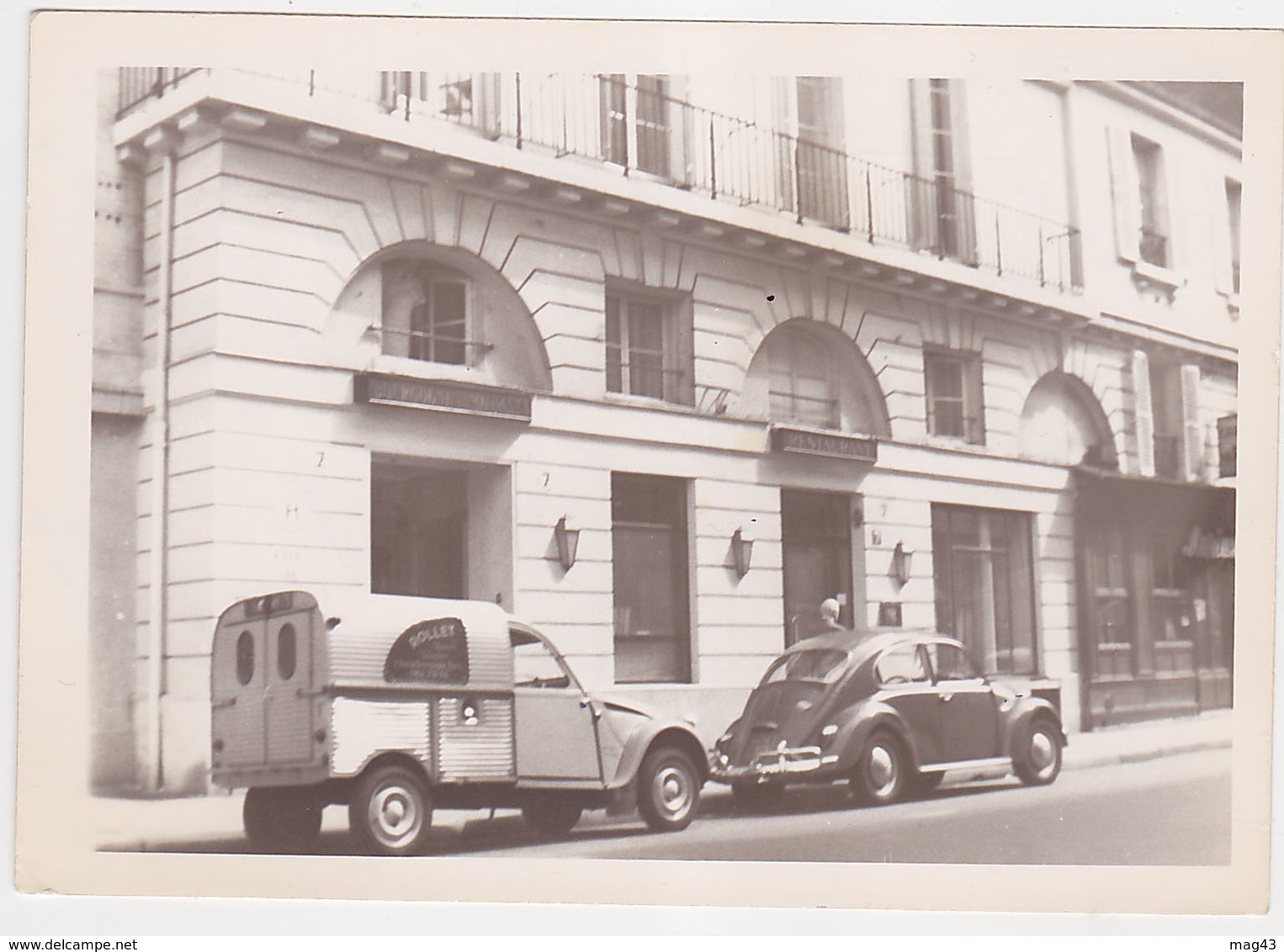 2 Ch Commerciale (CITROËN) Et Coccinelle (VOLKSWAGEN) Devant L’hôtel Bourgogne Montana - Automobiles