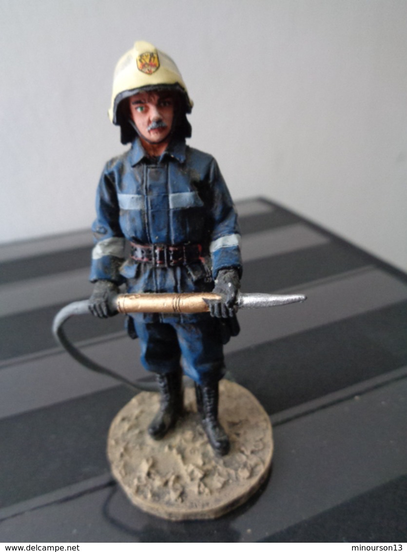 FIGURINE METAL LOURD PEINT - SARAJEVO  POMPIER 2003 TENUE DE FEU - Firemen