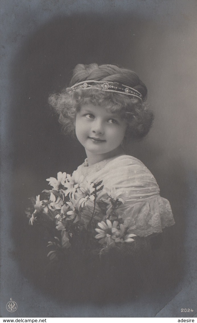 SEHR HÜBSCHES MÄDCHEN Mit Haarband Und Blumenstrauss - Karte Um 1910 - Abbildungen