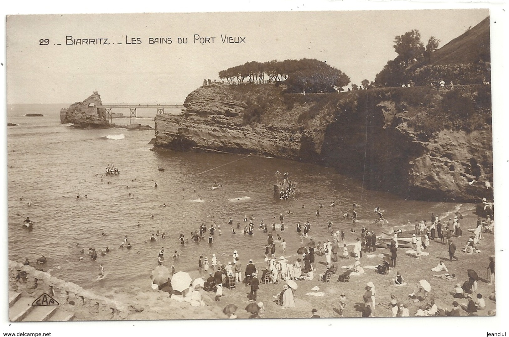 29. BIARRITZ . LES BAINS DU PORT VIEUX . CARTE TRES ANIMEE NON ECRITE - Biarritz