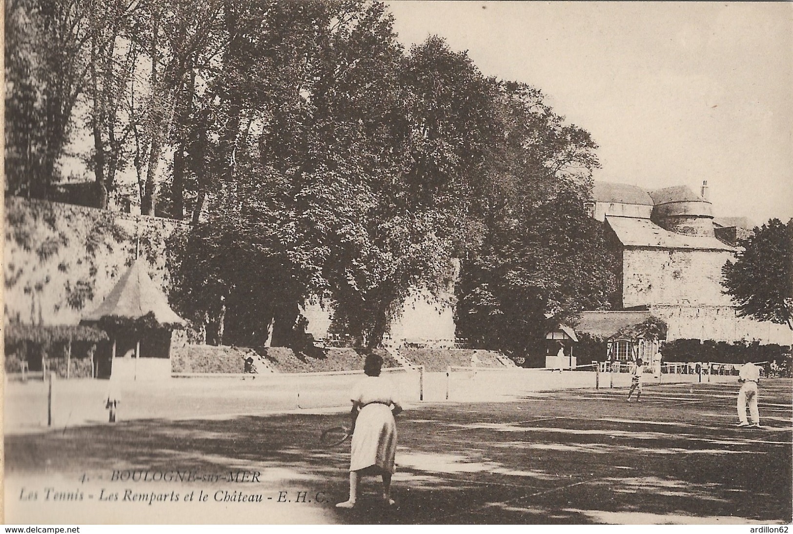 Boulogne Sur Mer . Les Tennis Les Remparts Et Le Chateau - Boulogne Sur Mer