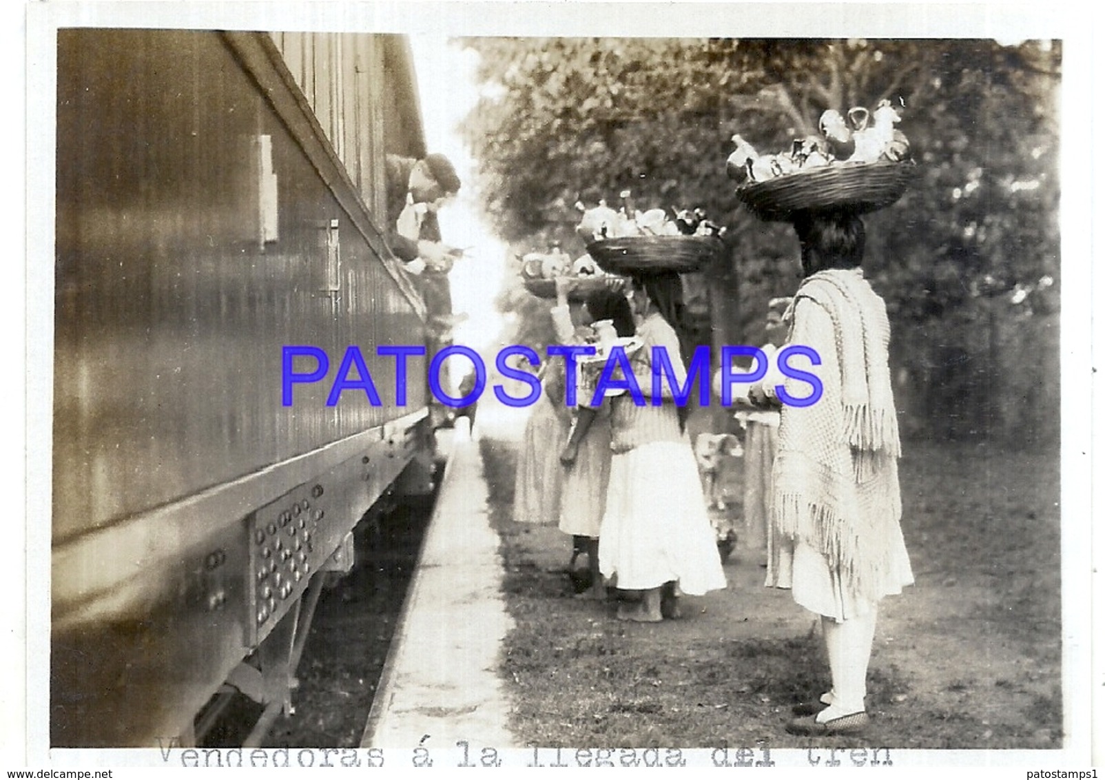 111990 PARAGUAY ASUNCION COSTUMES SELLER VENDEDORAS A LA LLEGADA DEL TREN STATION TRAIN PHOTO NO POSTAL POSTCARD - Paraguay