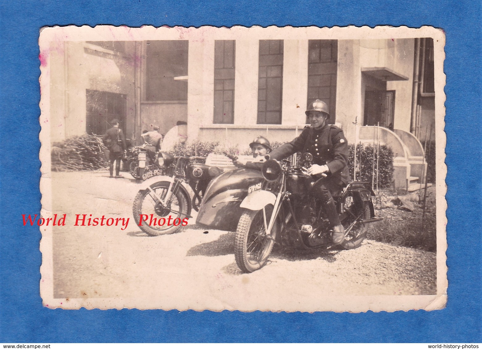 Photo Ancienne Snapshot - Portrait De Pompier ? Policier ? Militaire ? Sur Moto Side Car - TOP RARE - Insigne Sur Casque - War, Military