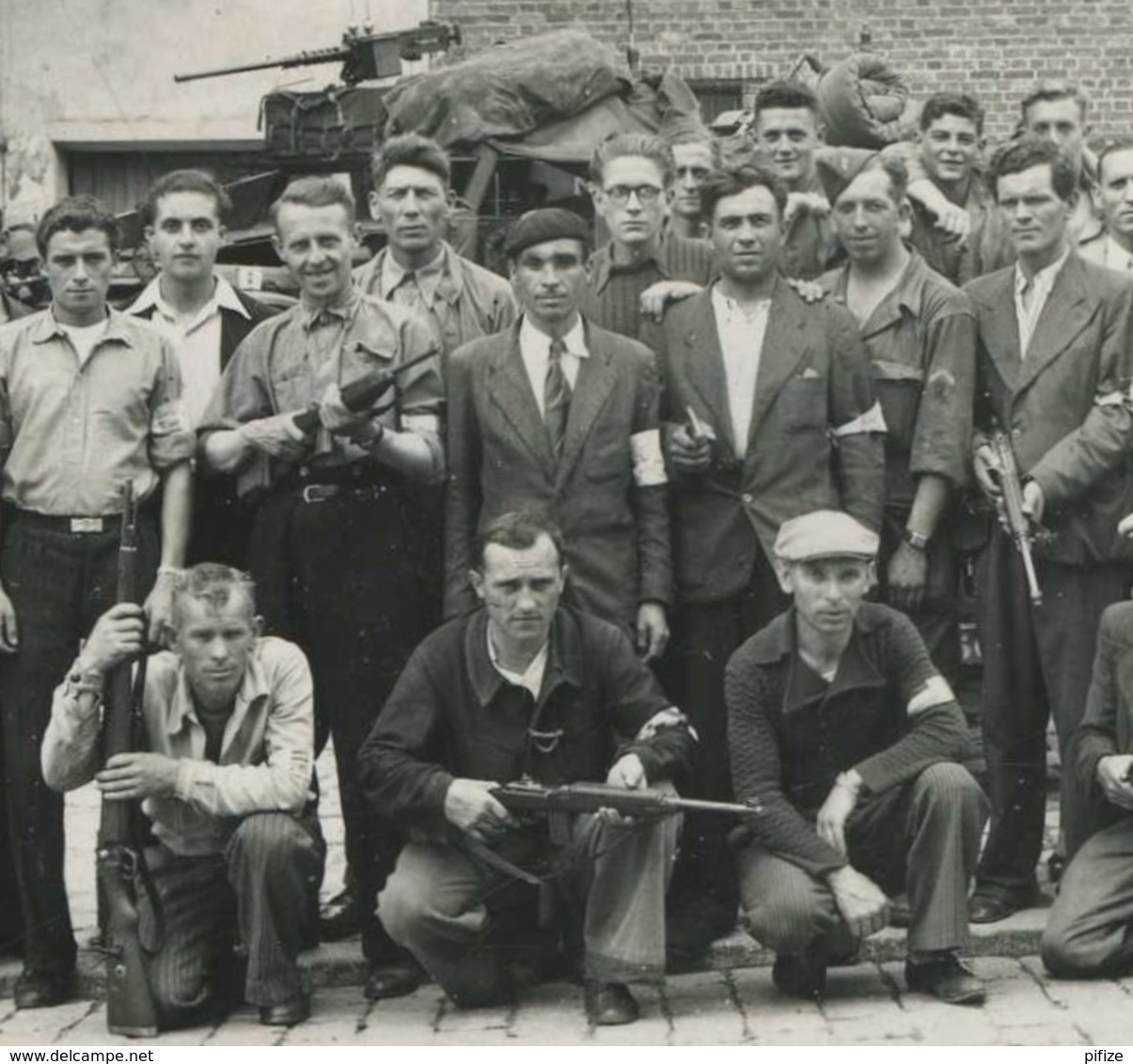 Guerre De 1939-45 . Libération . Groupe De FFI . Photographe Raymond Launois 15 Bis Rue Du Port à Saint-Denis . - War, Military