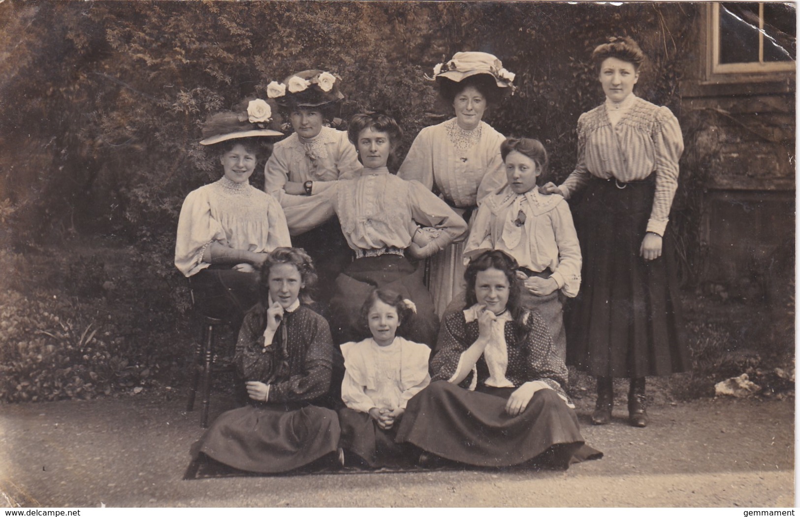 GROUP OF WOMEN AND CHILDREN. - Other & Unclassified